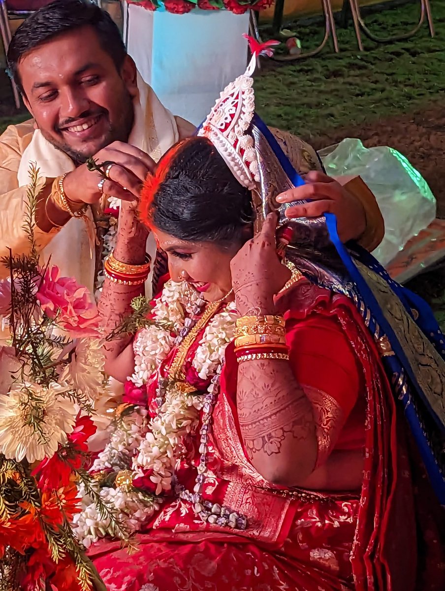 AniChattaraj's tweet photo. May I have your attention please for a special event: a Bengali - Malayali reunion. Me and Devika just got married. #DevAni #BengaliWedding #MalayaliWedding https://t.co/ec0uQXLIXr