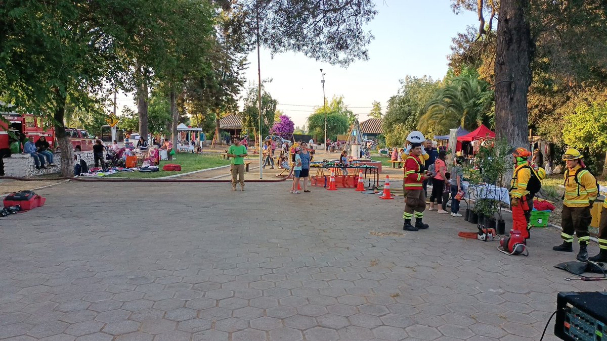Bomberos_Rengo's tweet photo. El día viernes 16 de diciembre. En la plaza de la localidad de El Cerrillo se llevó a cabo el lanzamiento de la campaña de prevención de incendios forestales. ¡Recuerden que todos juntos evitamos los incendios forestales, en esta temporada estival!. https://t.co/UEkNrq5jp7