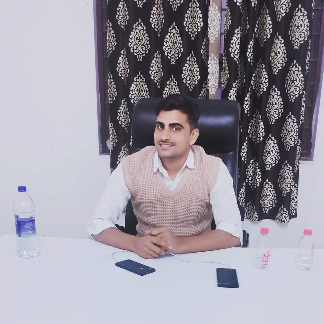 मुस्कुराना तो आदत है हमारी वरना जिंदगी तो हमसे भी नाराज है|☺️😊✌️