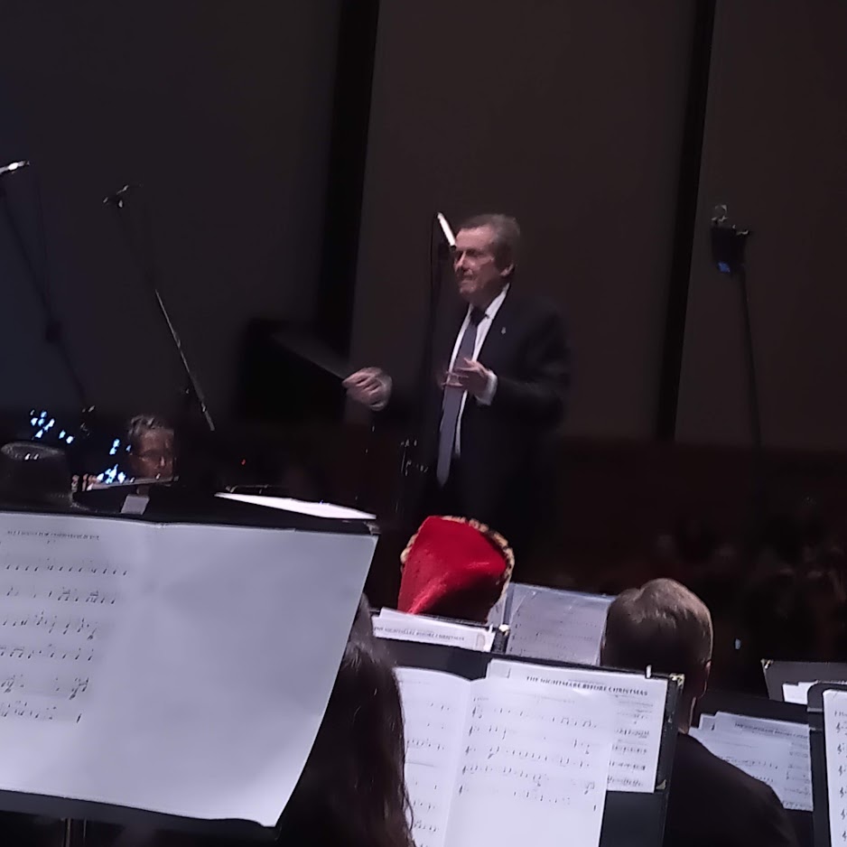 bobtraffic's tweet photo. John Tory did a great job as guest conductor to kick off the Christmas concert by the Etobicoke Community Concert Band. https://t.co/SRBH3dmdgM @tamarajemuovic @JohnTory @stephenholyday @Yvan_Baker @EccbToronto https://t.co/GJXNUqTYkN
