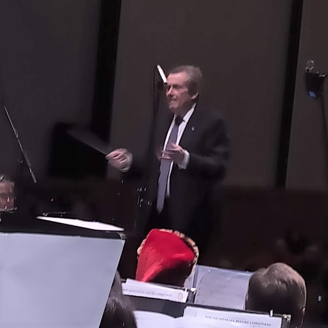 bobtraffic's tweet photo. John Tory did a great job as guest conductor to kick off the Christmas concert by the Etobicoke Community Concert Band. https://t.co/SRBH3dmdgM @tamarajemuovic @JohnTory @stephenholyday @Yvan_Baker @EccbToronto https://t.co/GJXNUqTYkN