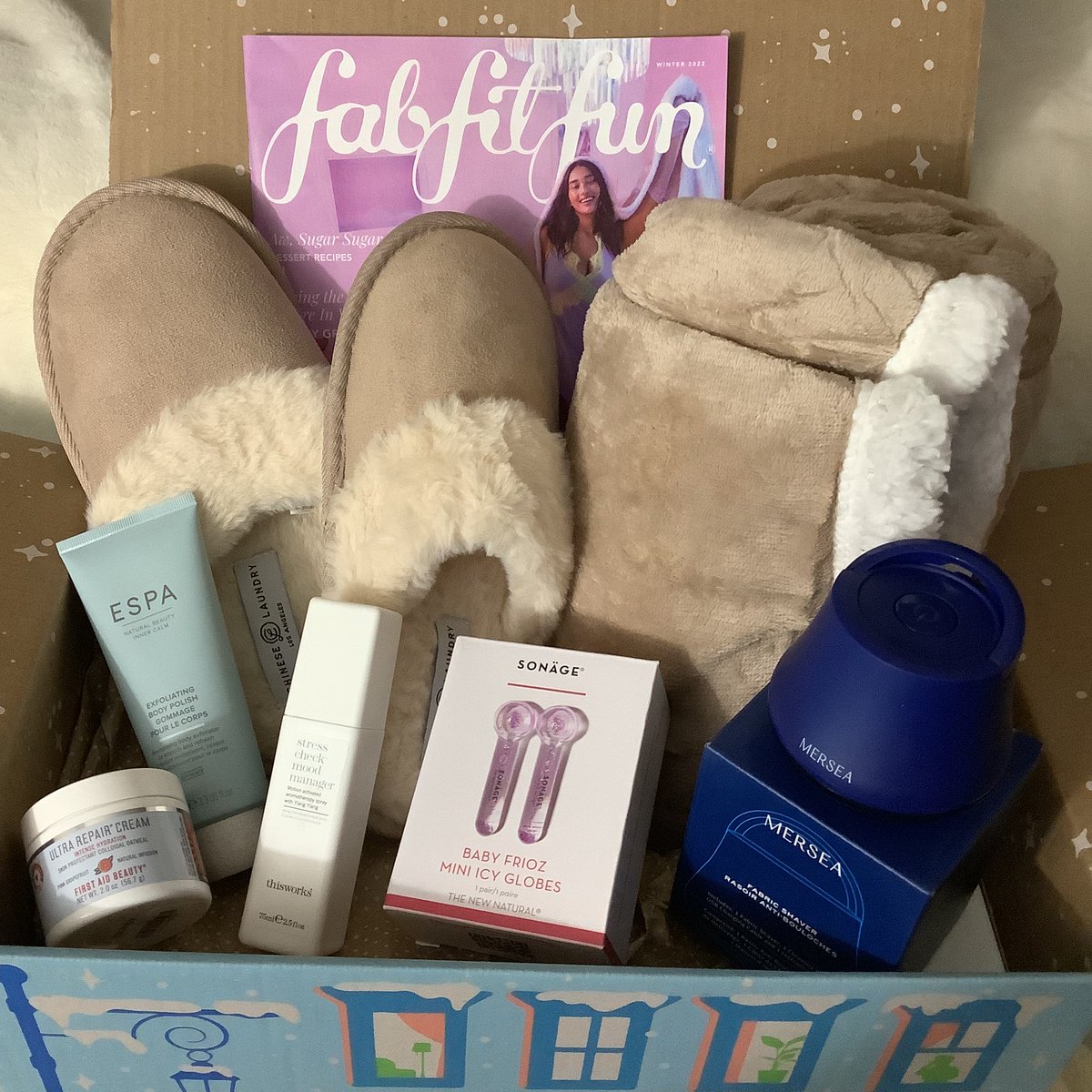 RiShellz1985's tweet image. My Winter #FabFitFunBox ⛄️ ❄️
Loving everything 💕

Wanna subscribe you can by going here and get a free straightener brush with your first box 👍 
➡️ share.fabfitfun.com/x/wirseK ⬅️

#fabfitfun #fffgiveaway #subscriptionbox #fitness #beauty #throw #slippers #skincare @FabFitFun