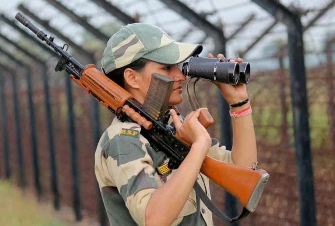 salani_kumari's tweet photo. There is no limit for #bsf MahilaPraharies. They are #dedicated, #Braves, #Allalert and have hawak's eye on border. Here are pictures of #MahilaPraharies guarding at Indo-Bangladesh border.
#TejRan #jeru #SalmanKhan
#womenempowerment. https://t.co/Svofj5TwB8