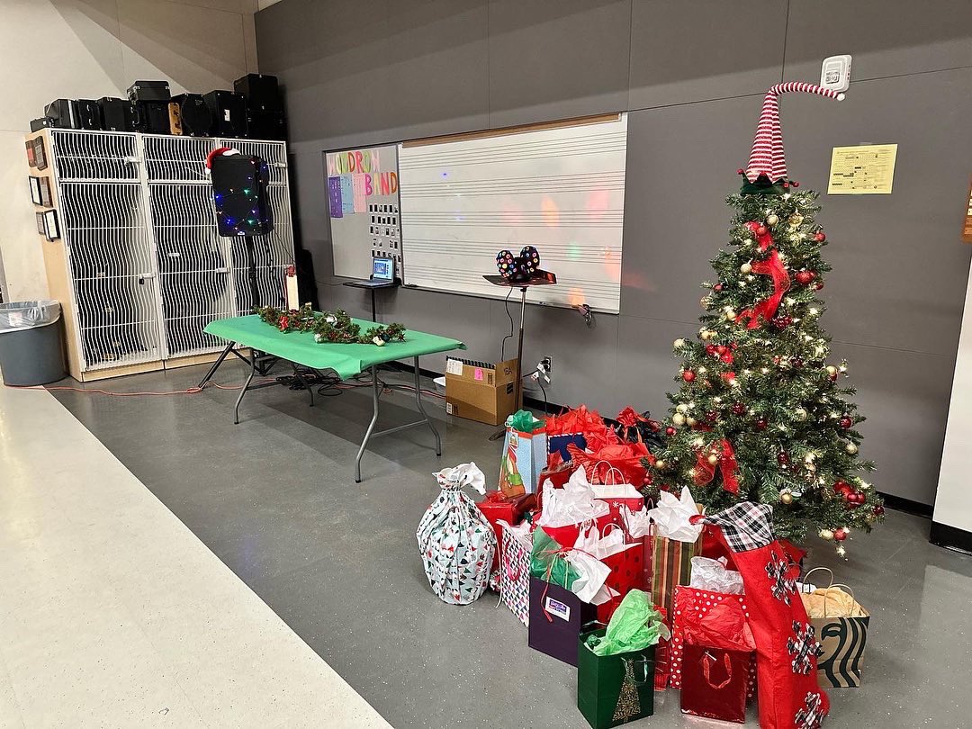 stillfightinit's tweet photo. Final event of the year! Janice and Megan really outdid themselves tonight! Holiday Party with the band kiddos filled with musical chairs, dance party, too much food, and a white elephant gift exchange. Merry Christmas to all! See some of you in Chicago 🎄🎁 #wwhs #holidayparty https://t.co/cAnnHc0QLG