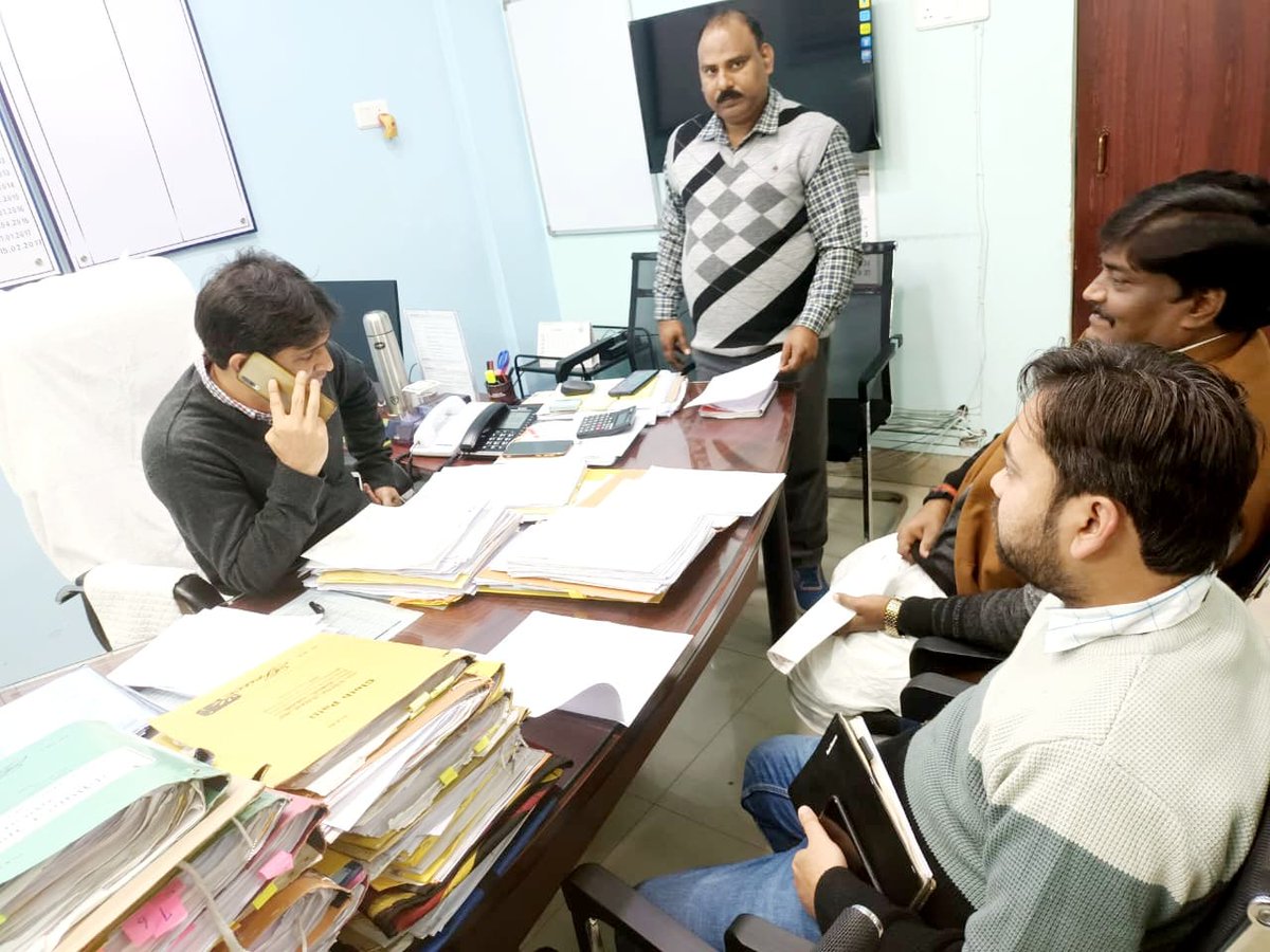 पुनः महानिदेशक स्कूली शिक्षा श्री विजय किरन आनंद जी से मुलाकात कर शिक्षको की समस्याओं से विशेष रूप से शिक्षको का अंतर्जनपदीयस्थानांतरण एवं प्रमोशन सहित अन्य समस्याओं व जनपदों के अधिकारियों द्वारा शिक्षको की समस्याओं का निस्तारण न किए जाने के संबंध महानिदेशक महोदय जी को अवगत कराया