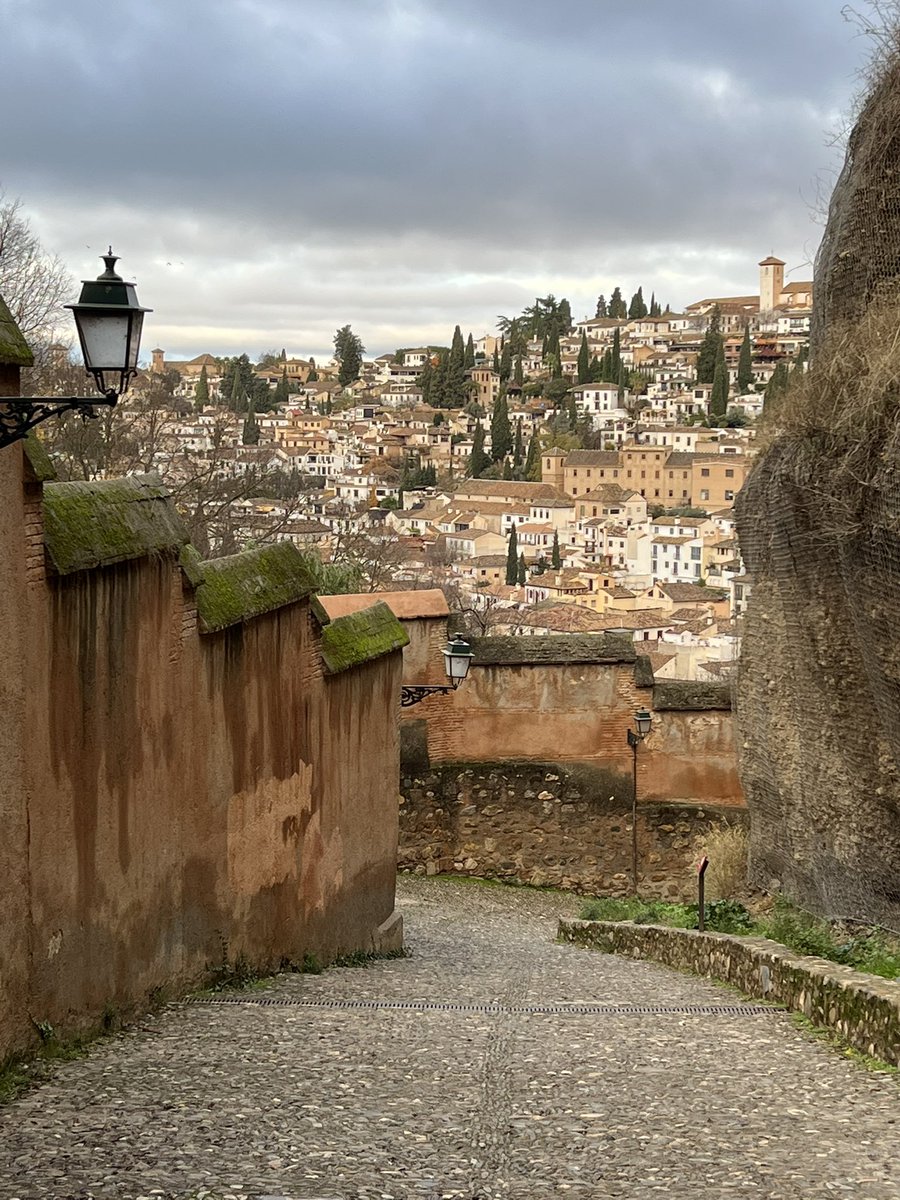 Diego_LD's tweet photo. Lo de Granada es otra historia. Ahora que estamos en epoca, Granada es como un portal de Belén. Que preciosidad de ciudad. @aytogr @megustagranada @granadaturismo @PlanesGranada @pateandogranada https://t.co/YUzgqMqKSM