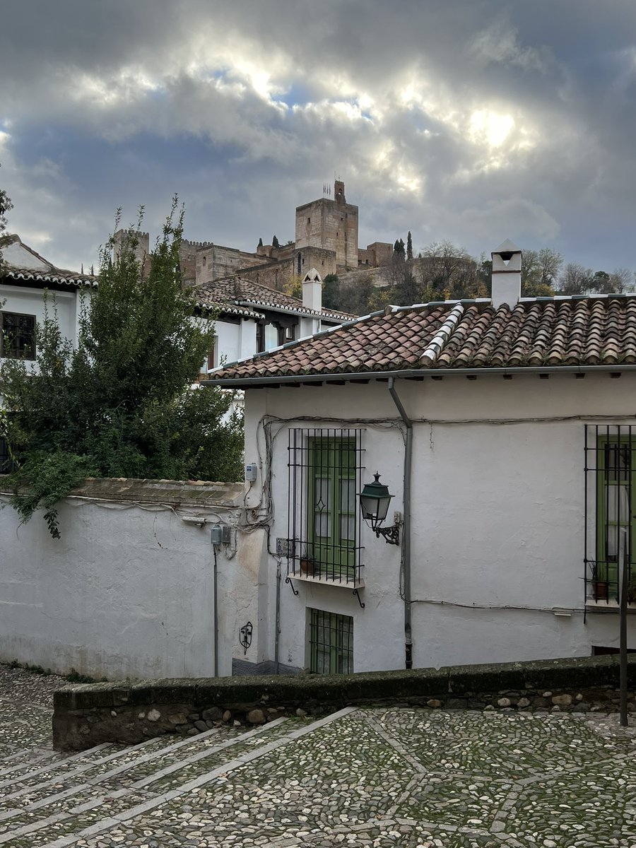 Diego_LD's tweet photo. Lo de Granada es otra historia. Ahora que estamos en epoca, Granada es como un portal de Belén. Que preciosidad de ciudad. @aytogr @megustagranada @granadaturismo @PlanesGranada @pateandogranada https://t.co/YUzgqMqKSM