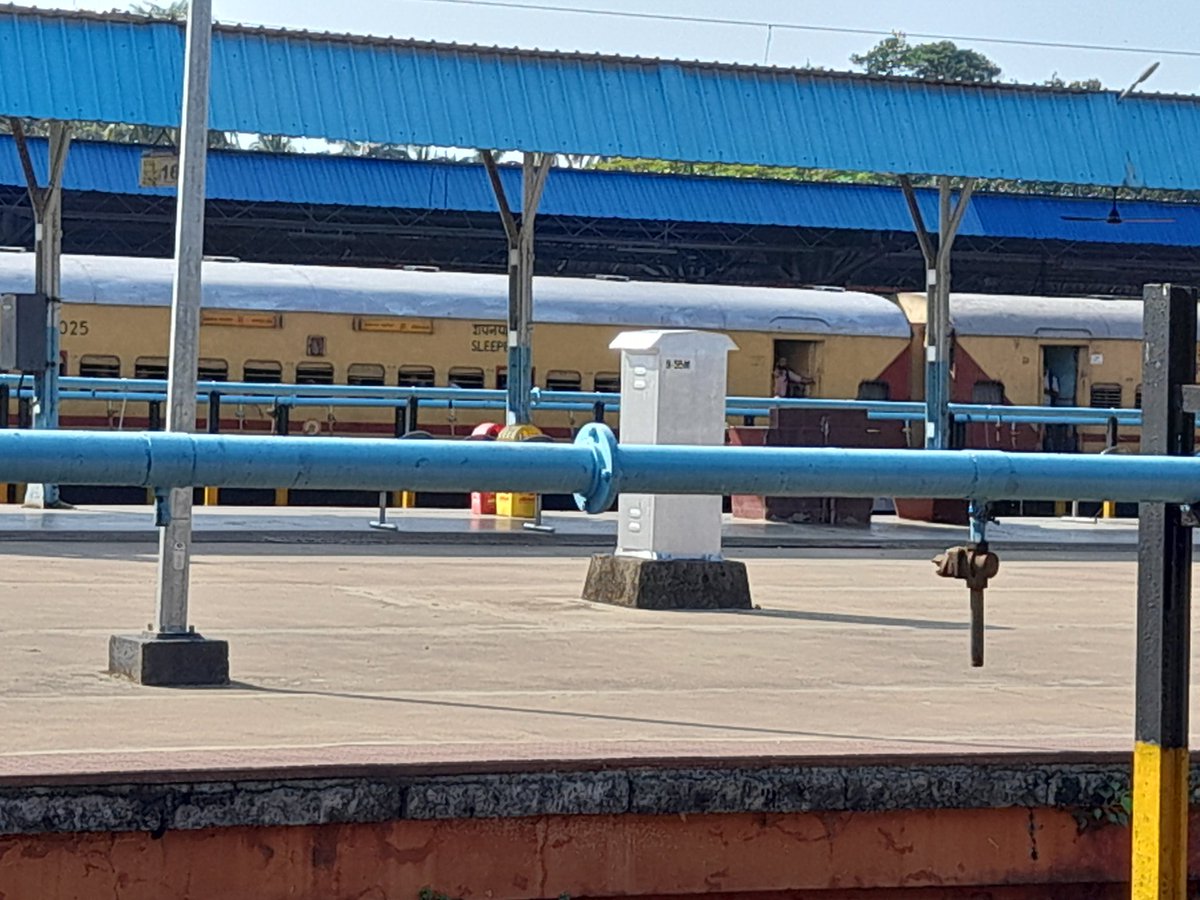 TopazFlow's tweet photo. Ek train aati hai aur stn 85% khaali ho jaati hai
#TrainChronicles https://t.co/oSbQzXZjkH