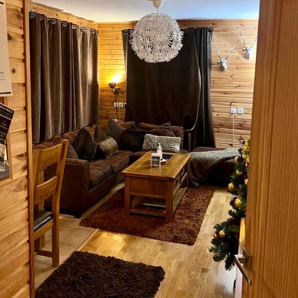 CreteCoteSki's tweet photo. Our warm &amp; welcoming mountain chalet is ready for our first guests of the season to arrive today!

🎉🥂❄️ ⛷️🏂

#LaCabine #CreteCoteSki #CreteCote #LaPlagne #FrenchAlps https://t.co/nWWeX4IFl9
