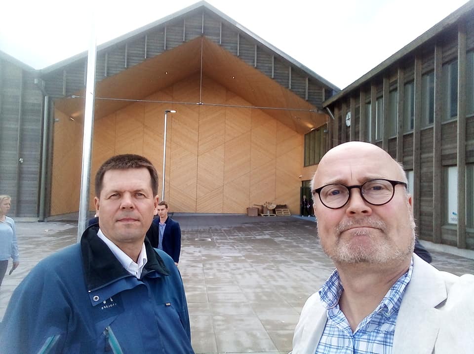 NyyssolaTimo's tweet photo. Eilen oli viimeinen työpäivä Suomen metsäkeskuksen puurakentamisenkoordinaattorina. Viisi vuotta olen saanut olla mukana näkemässä puurakentamisen edistyskultua ja laajentumista. Kiitokset kaikille!  #puu @EveOinas @KangasniemiM  @honkatalot @puuromoottori @YYlkanen @markkugr https://t.co/OJ2GqiglfV