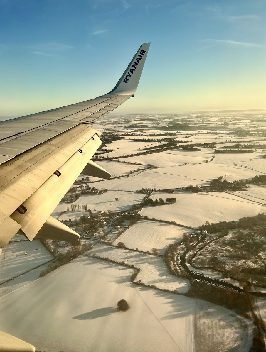 JuliaMarie8's tweet photo. #Italy then #England- who knew they could look so #similar from the air? #air #schoolskitrip #sestriere #flightback @emmajgleave @srawlinsonphoto @acambridgediary @AlbearCamus @Azzurri @Ryanair https://t.co/QMti8k4xIv