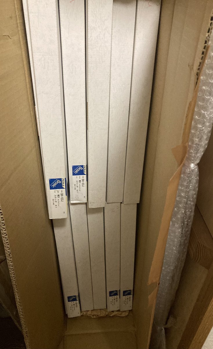 hiruneweb's tweet photo. 部屋の大掃除中。押入れに「希望の牧場」の絵本原画があるのですが、希望の牧場は色んな地域で原画展が出来るようにしたいな〜と思って額装までしてあるのですが、思えばずっと押入れにあるな…と。原画展したいギャラリーとか書店さんがあったりしますかね？ https://t.co/DYLYSSC1vo