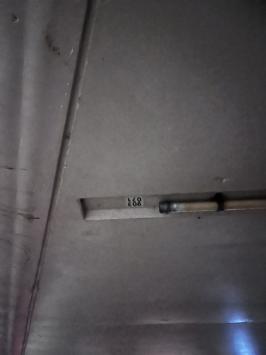 Jildauc's tweet photo. De verlichting onder station Vathorst is op een paar TL balken na allemaal stuk. En ook twee lantaarnpalen doen het niet. Hierbij een paar van de nummers. @ProRail @Gem_Amersfoort @NS_Stations kunnen jullie dit maken? https://t.co/0qBTMCVObN