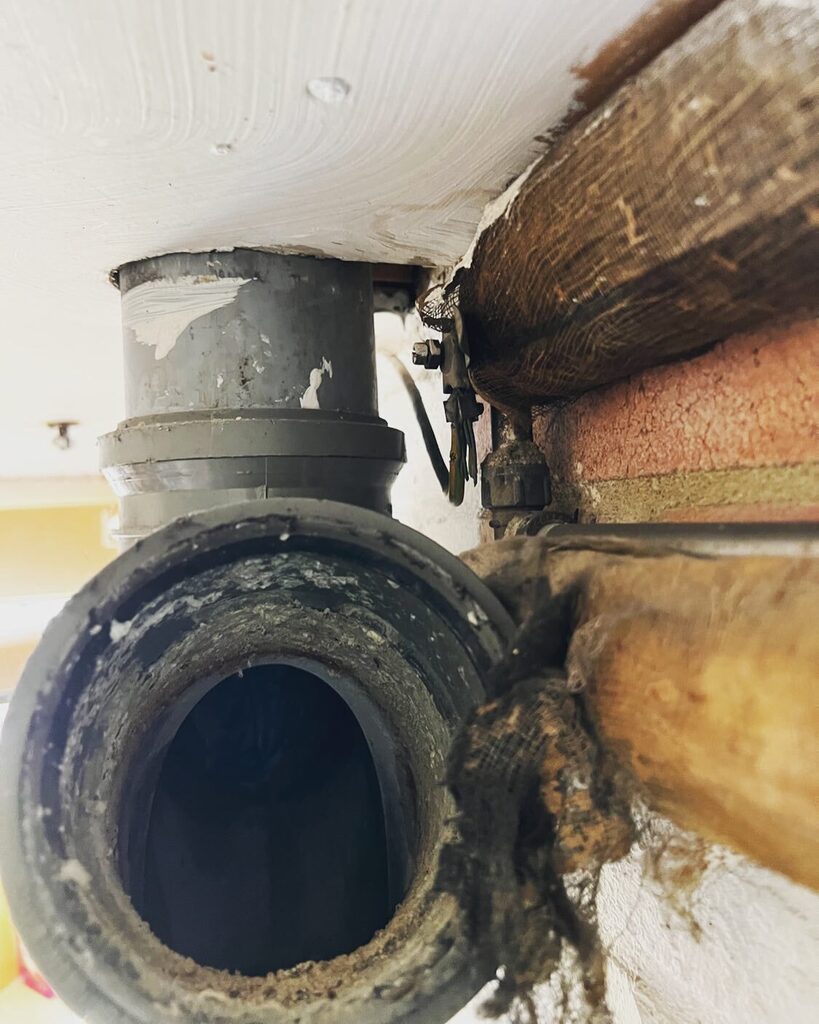 PestFreeMike's tweet photo. Yes, that might explain how rats gained access. Uncapped pipe joint left by plumber caused rats issues in this property, scratching heard in ceiling, floor voids and wall cavities. Treatment now in place and pipe capped.

Scratching noises in the ceiling… https://t.co/lguZ8w5RQ2 https://t.co/KtgxEr12Am