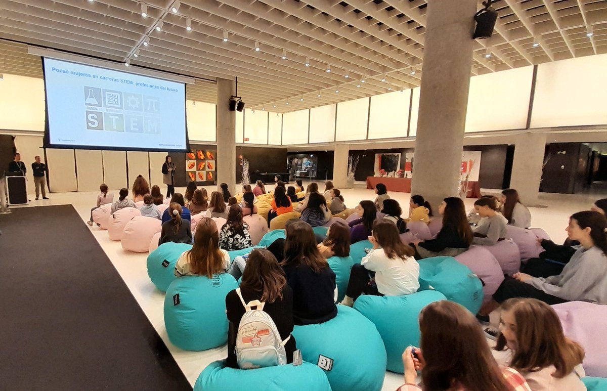 TelefonicaTech's tweet photo. 👧🏻Otro año más celebramos nuestro evento #GirlsInspireTech, el evento dedicado a niñas de 9 a 14 años para incentivar la pasión por la tecnología y el interés por las carreras #STEM. ¡Ya vamos por la quinta edición! 

👋🏻Nuestra experta @Elena_Gil_Liza nos da la bienvenida: https://t.co/hfu0RX6Nvh
