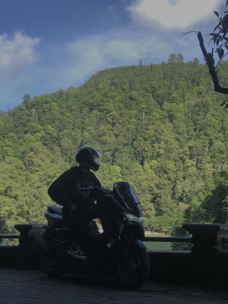 Pohon sangat mempercayai angin , tapi terkadang angin yg mengugurkan daunya tapi lama” aku sadar ternyata yg menggugurkan daun bukanlah angin tapi musim gugur