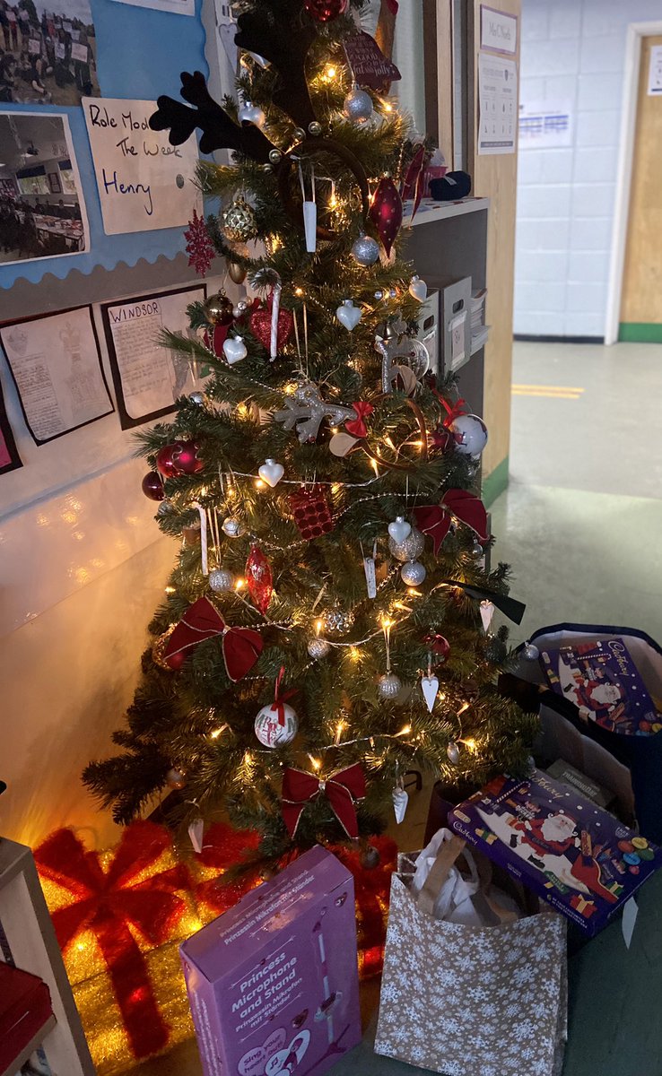 Well done , once again to 8W1 on your donations 🎄❤️@KingHenrySch