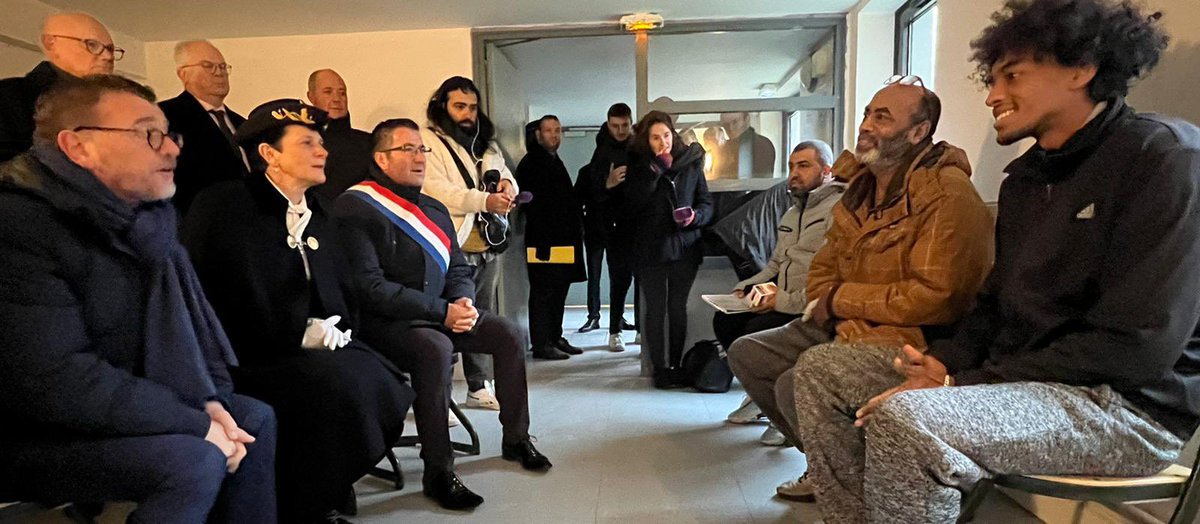 KARLOLIVE's tweet image. Dans les installations du château inoccupé de @ThivGrignon, le ministre @OlivierKlein93 a annoncé un plan hivernal pour accueillir 200 migrants. 62 sont arrivés ce samedi matin. En étroite collaboration avec le préfet, les maires, le département et @emmaus_france.