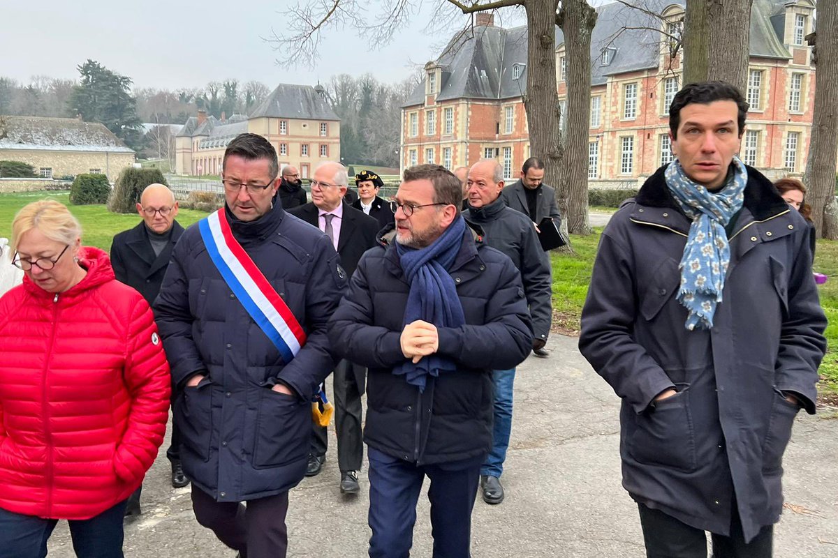 KARLOLIVE's tweet image. Dans les installations du château inoccupé de @ThivGrignon, le ministre @OlivierKlein93 a annoncé un plan hivernal pour accueillir 200 migrants. 62 sont arrivés ce samedi matin. En étroite collaboration avec le préfet, les maires, le département et @emmaus_france.