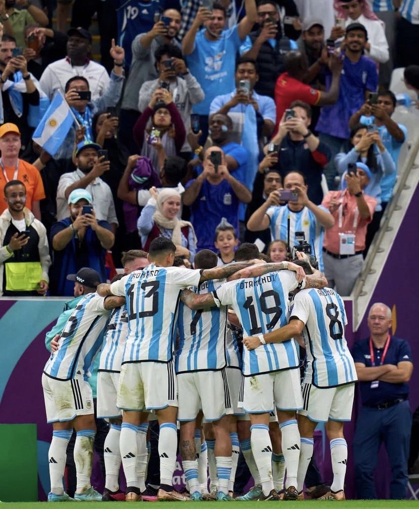 AlbicelesteTalk's tweet photo. (🌕) There are more than 50,000 Argentines in Doha. If Fifa gives permission, the special reception from the fans are prepared to welcome team in the stadium. We are at the presence of historical movement, thing like this has never happened in World Cup history. @MonroigDiego 🇦🇷 https://t.co/WOzNQOWeJY