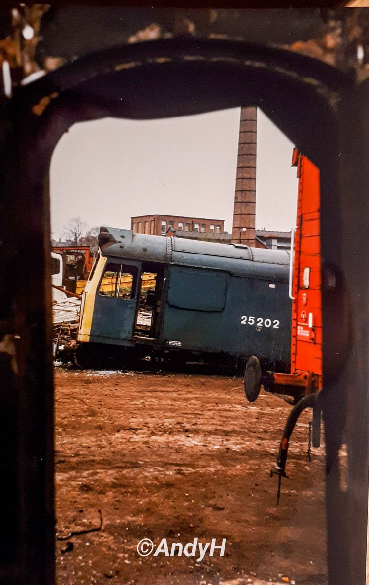 holtona72's tweet photo. A sad #Raturday it's literally the end of the line for #SulzerType2 25202. Seen from inside the end of a stripped out mk1 coach in the yard of Vic Berry during one of many regular Sunday visits in 1989. #BRBlue https://t.co/IMNPfwfZkr