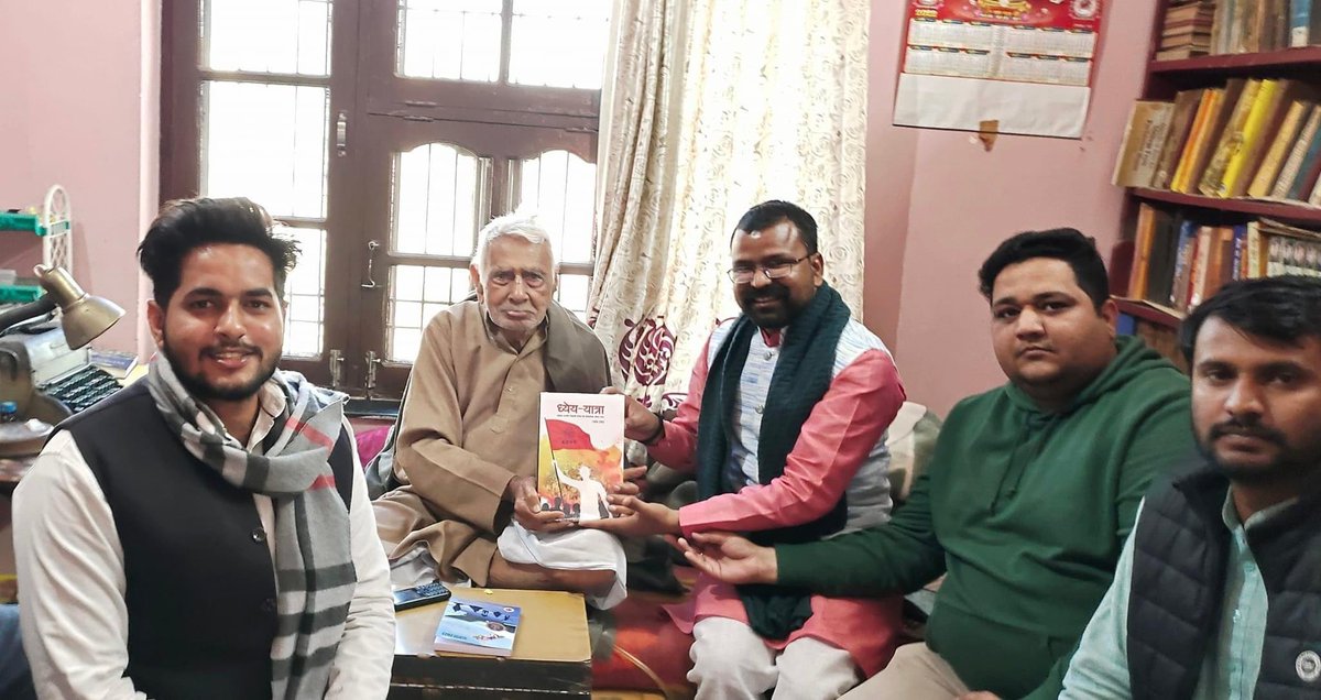 Er_ShyamKushwah's tweet photo. कुरुक्षेत्र प्रवास के दौरान अभाविप के *ध्येय_यात्री* माननीय डॉ. हिम्मत सिंह सिन्हा जी (पूर्व राष्ट्रीय उपाध्यक्ष अभाविप) को “ध्येय-यात्रा” पुस्तक भेंट की।
@ABVPVoice @HaryanaAbvp https://t.co/n8RyTcxpgz
