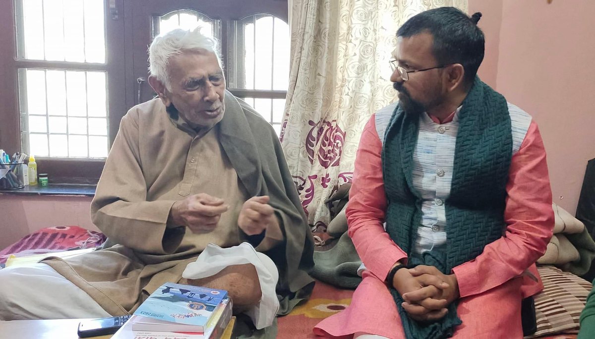 Er_ShyamKushwah's tweet photo. कुरुक्षेत्र प्रवास के दौरान अभाविप के *ध्येय_यात्री* माननीय डॉ. हिम्मत सिंह सिन्हा जी (पूर्व राष्ट्रीय उपाध्यक्ष अभाविप) को “ध्येय-यात्रा” पुस्तक भेंट की।
@ABVPVoice @HaryanaAbvp https://t.co/n8RyTcxpgz