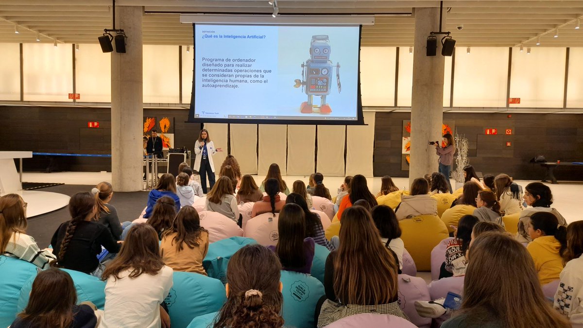 TelefonicaTech's tweet photo. Una de nuestras #MujeresHacker, @_mtnieto explica a las chicas qué es la #InteligenciaArtificial, y cómo funcionan las redes neuronales.🧠 
#GirlsInspireTech https://t.co/OWfq4mPEuw