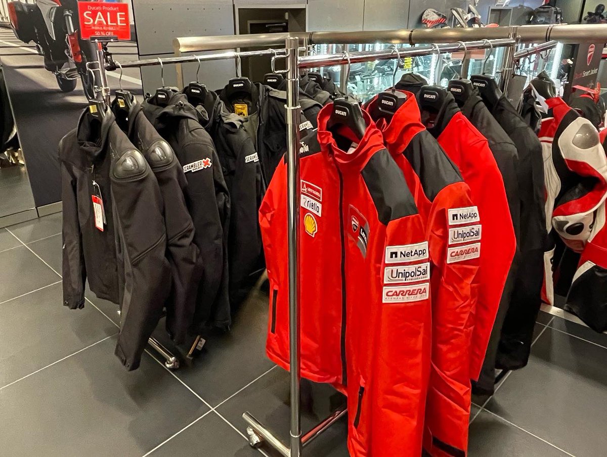 DucatiOsakaEast's tweet photo. こんばんは🌝
ドゥカティアパレルセールが終わりに近づいております!
12/25までなので早い者勝ちです♪
大幅に値下げした商品も出しております😙
店内全品30〜80%OFFです!お待ちしております😌
#ducatiosakaeast
#scramblercamposaka
#bannerracing
#ducati
#ducatista
#ducatistagram
#ducatilife https://t.co/qbZh2RgaS8
