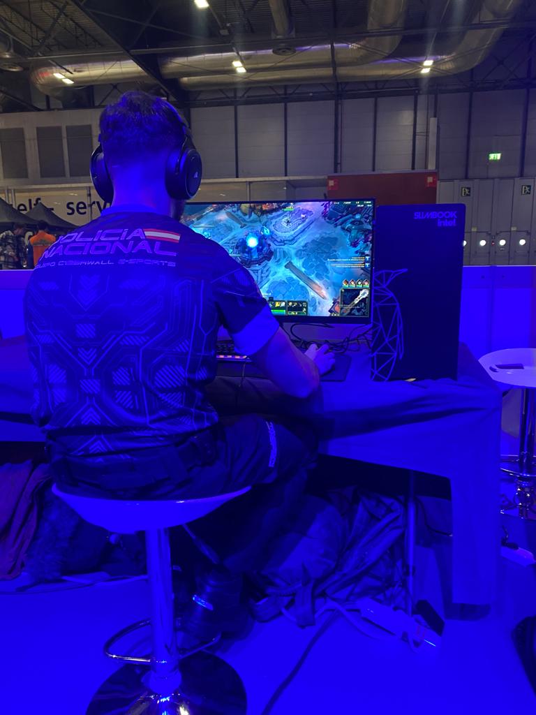 Pasaros por el espacio de <a href="/JUNIOResp_es/">JUNIOR Esports</a> en #AmazonGamergy2022 y podréis competir contra uno de los miembros del primer equipo de #eSports de una #Policia ganar distintos premios y llevarte unos buenos consejos de #ciberseguridad 
Te esperamos‼️