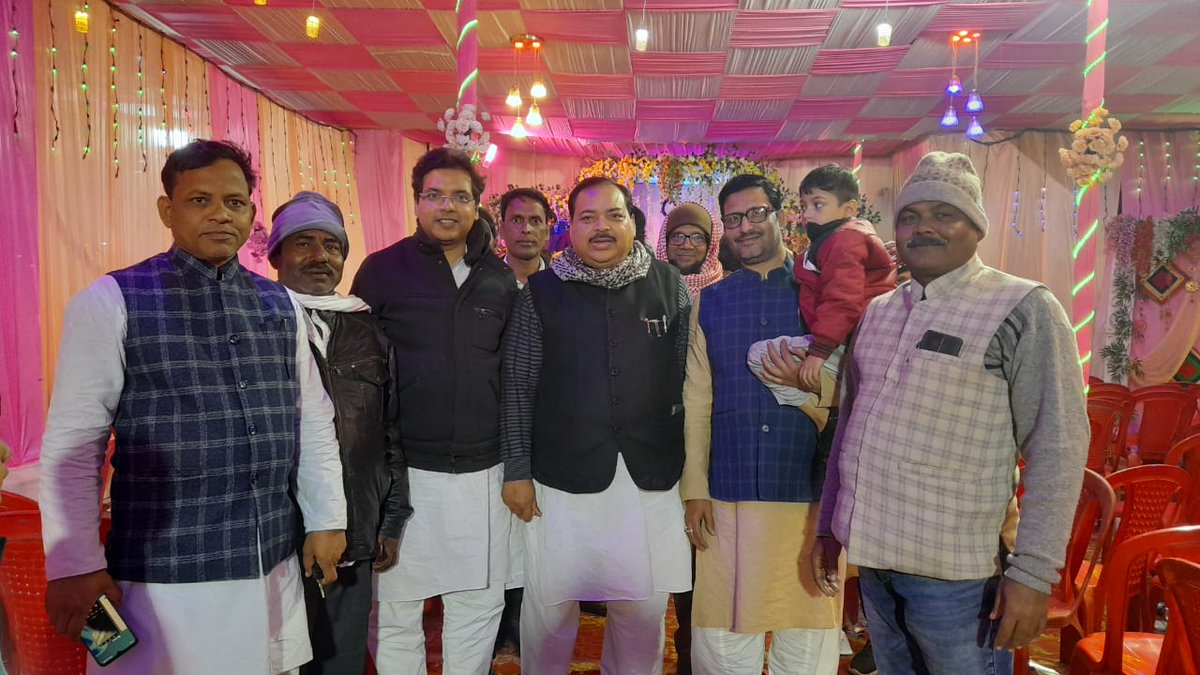 farazfatmimla's tweet photo. बीती रात अपने मुहल्ला खाजासराय निवासी जनाब अकील भाई के भतीजी की शादी में शिरकत की। दुआ है अल्लाह आपकी ज़िंदगी को ख़ुशियों से भर दें। https://t.co/vrElny04Tl