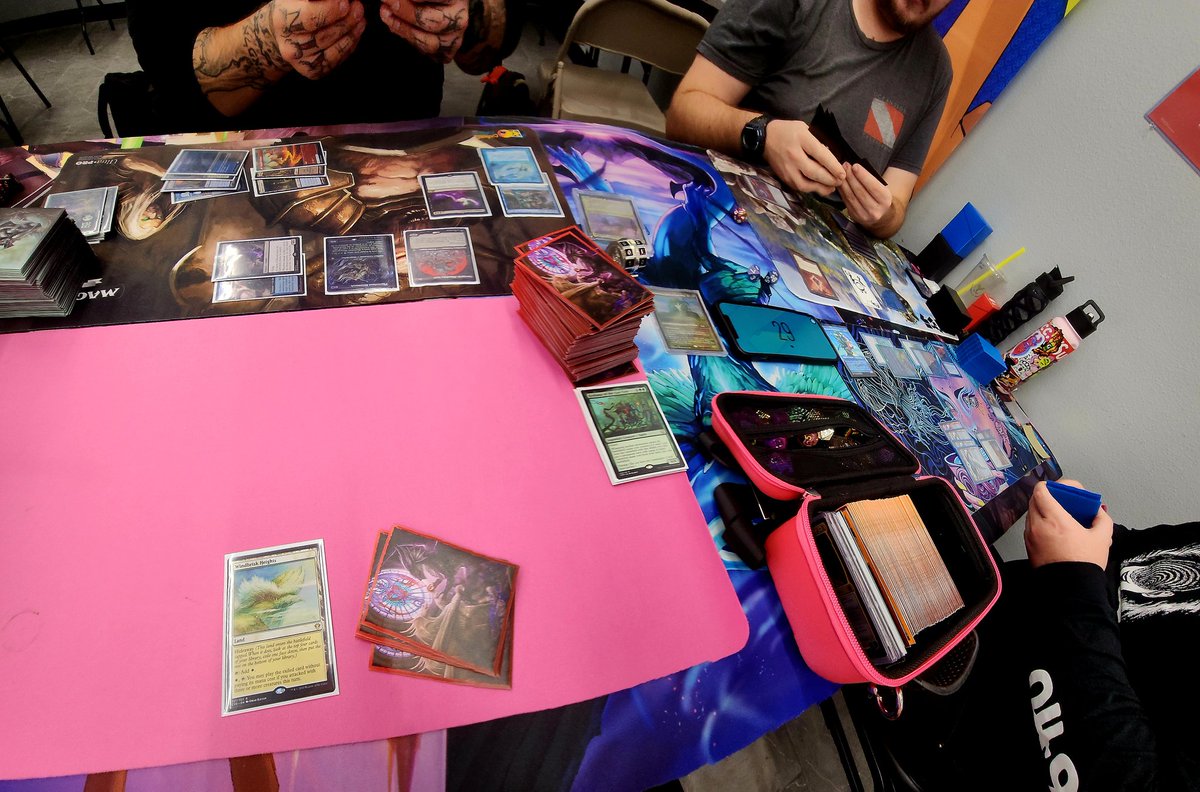 Friday Night #MTG #Commander at <a href="/KnowhereGC/">Knowhere GamesComics</a> 👏✨️
