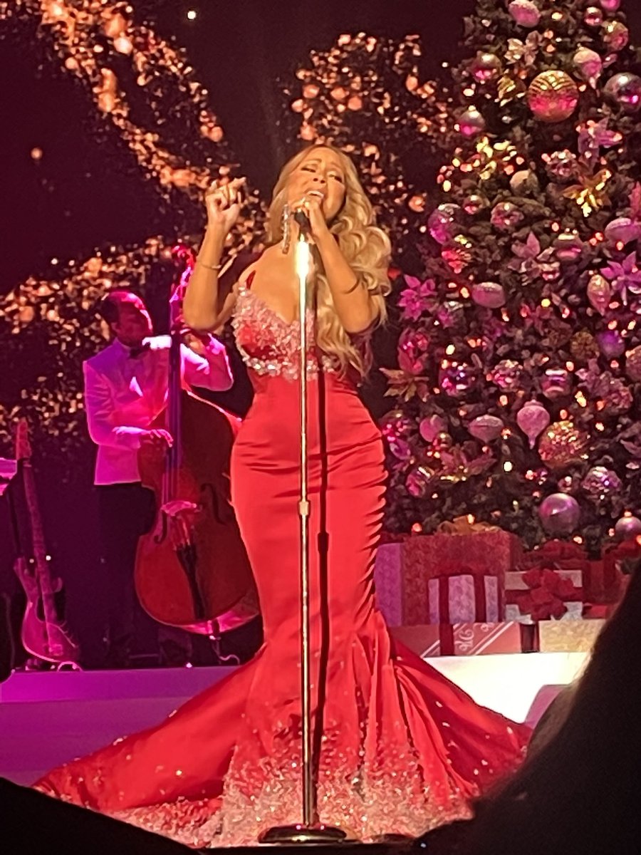 PAllen618's tweet photo. @MariahCarey @TheGarden @CBS Absolutely killed it!!!We loved watching you! https://t.co/7AGAkjPHYk
