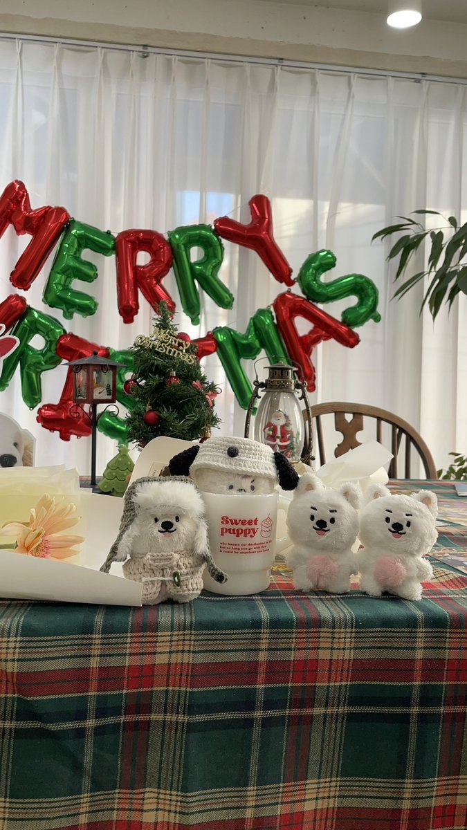 realpuppy22's tweet photo. 플라워샵 넘무 이버요!!!!!!!!!!
다들 꼬옥 가시길 ...
진짜 여기가 크리스마스다.....🎄
 #영재의_스물세번째_겨울 https://t.co/XDTJoAHid0