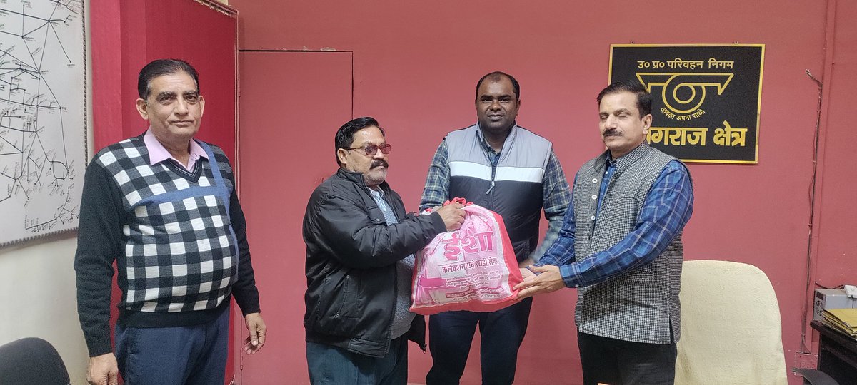प्रयागराज क्षेत्र की बस में यात्री का सामान छूट गया था क्षेत्रीय प्रबंधक एवं सेवा प्रबंधक द्वारा यात्री को सामान उपलब्ध कराया गया यात्री द्वारा आभार व्यक्त किया गया