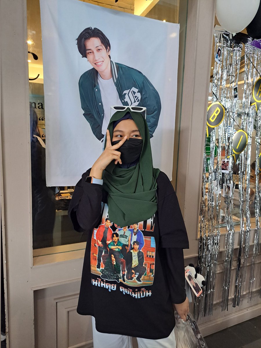 milkywooyu's tweet photo. manage to come down to visit #Chapter25thOfWichapas while I was in KL, forgot to pack my lightstick haha but it was amazing. As expected the crowd, truly love it !! <3 thank u @cloudinkl for the amazing and cute deco (also all the freebies) 🤟🏻💙   

#bsumettdayinKL https://t.co/EwOUeCCaS1