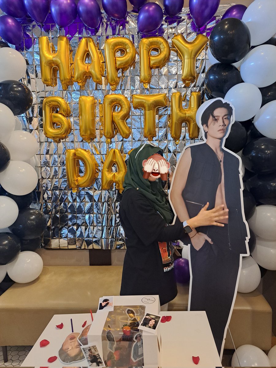 milkywooyu's tweet photo. manage to come down to visit #Chapter25thOfWichapas while I was in KL, forgot to pack my lightstick haha but it was amazing. As expected the crowd, truly love it !! <3 thank u @cloudinkl for the amazing and cute deco (also all the freebies) 🤟🏻💙   

#bsumettdayinKL https://t.co/EwOUeCCaS1