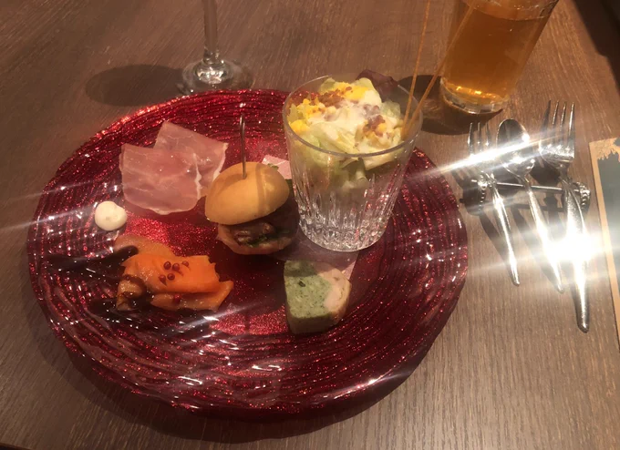 アフタヌーンティーのあとにディズニーオンクラシック行ってすばらな年末を過ごしました!ありがとうございました!てツイートしようと思って写真みてたらカトラリーバカみたいに光っててわろてる 