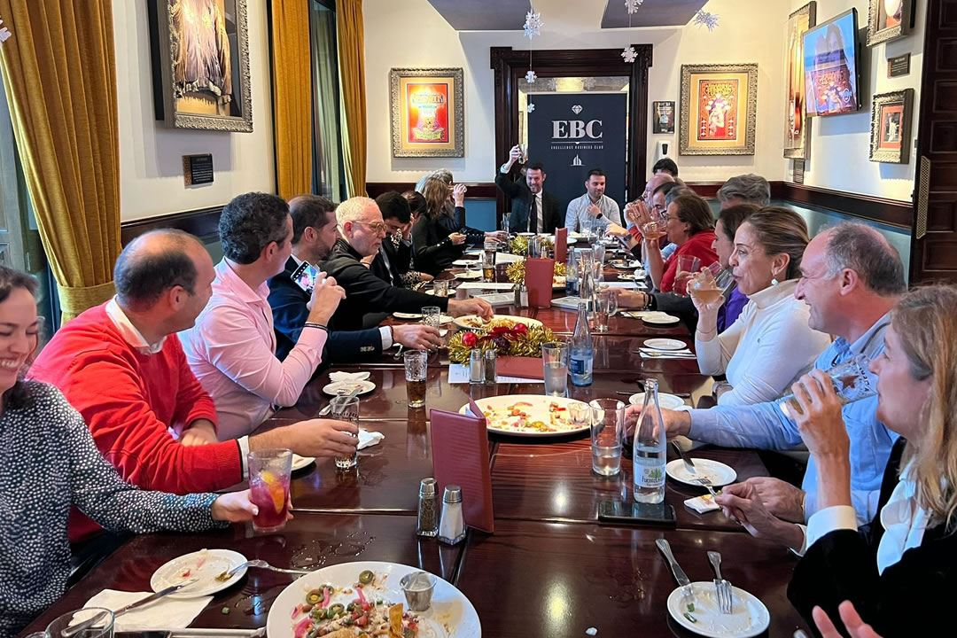 El miércoles pasado @Casas_Asin Abogados asistió al #EBConTOUR organizado por <a href="/theExcellenceBC/">EBC</a>, donde socios e invitados pudimos visitar el majestuoso Hotel Alfonso XIII y Hard Rock de #Sevilla.