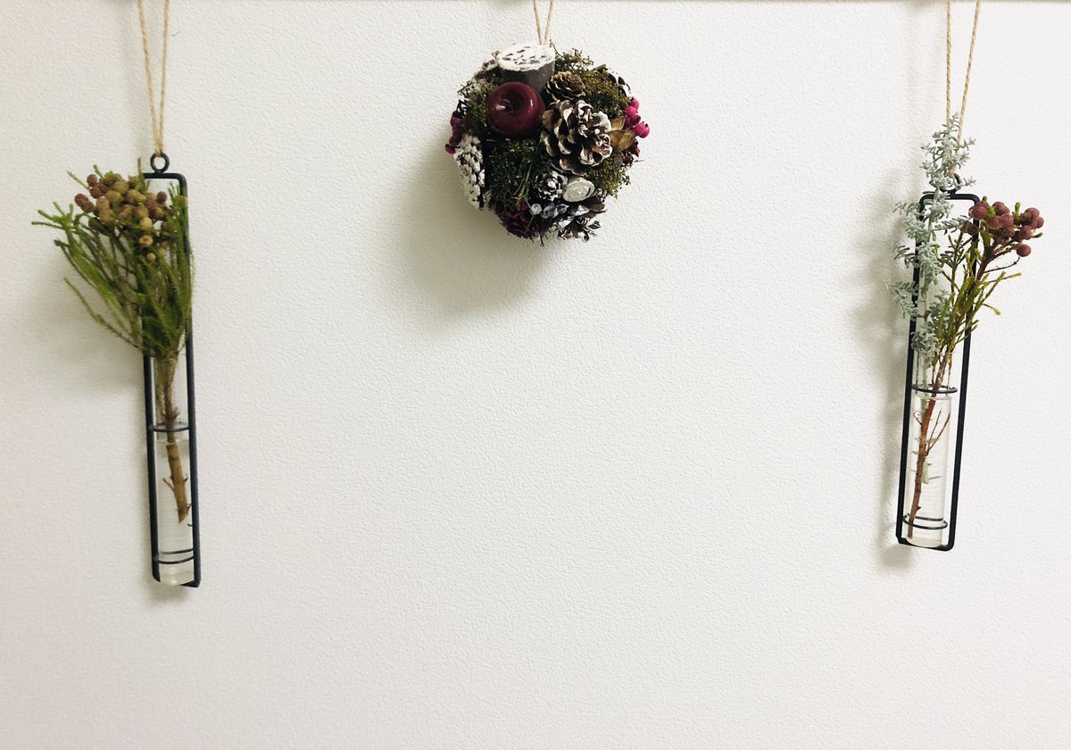 「久しぶりに来客なので、ちょっとクリスマスっぽい飾りと切花(実と葉っぱだけど) 」|kaisoumuraのイラスト