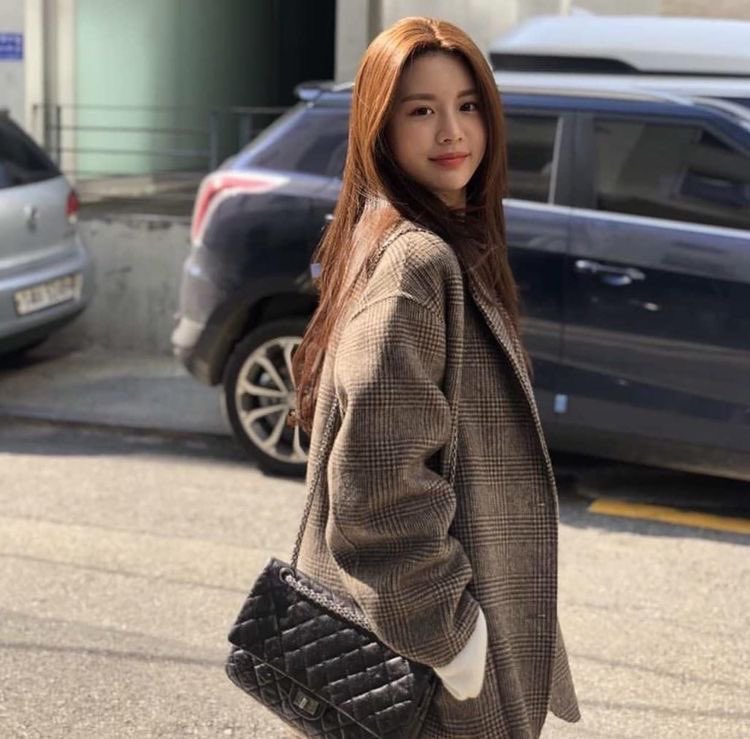 seleannore's tweet photo. (Ngewakilin Nina, gak ada signal) 

Nina is wearing Zara winter coat along with her most fave sling bag with no brand. ✈️ https://t.co/AHnv5In17m