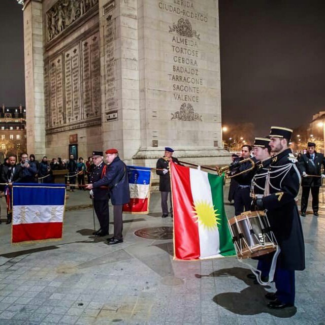 O_Decottignies's tweet photo. مەراسیمی سەربازی لە ئارک دو تریومف. ئالای کوردی هاوشانی ئالای فەرەنسی لەناو جەرگەی پاریس و لەناو دڵی فەرەنسییەکاندا. 
#KurdistanFlagDay
📷 @chptesson (2019) https://t.co/MXQwmHw2xi