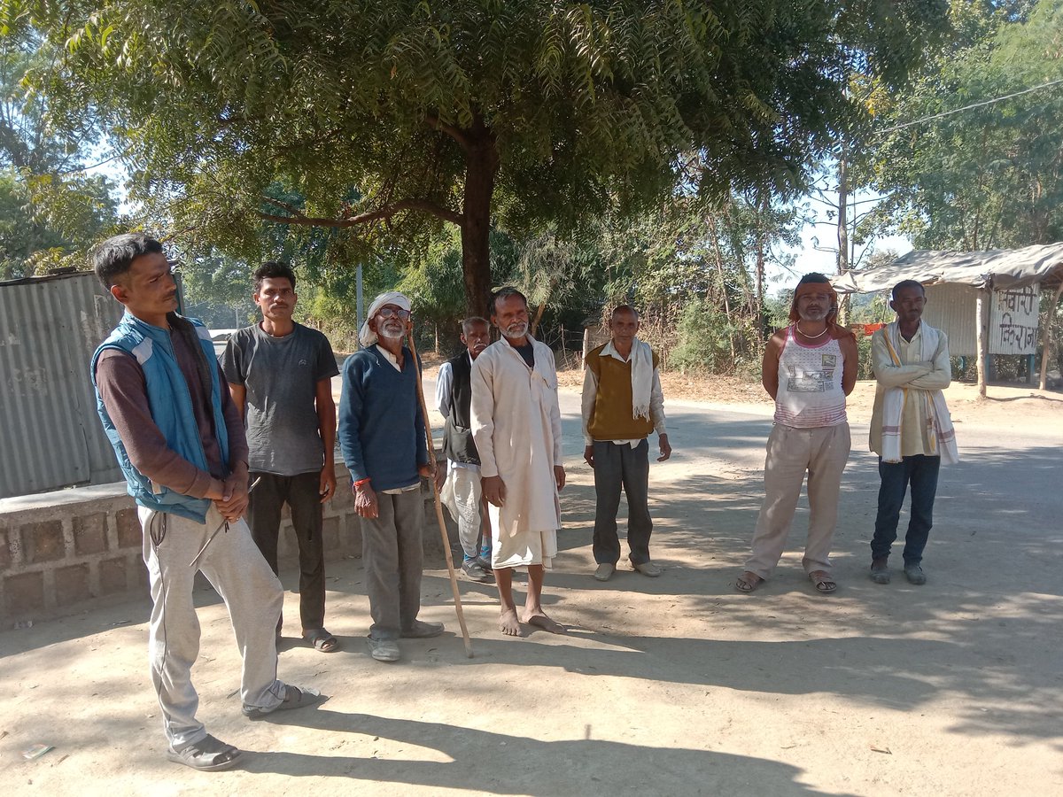 ललितपुर , विकास खंड महरौनी, ग्राम पंचायत चौकी के मजरा दिगवार के किसानों की बिजली समस्या फसल का समय है  जिससे खेत में पानी लगाने में हो रही देर तीन सौ प्रति घंटा देकर खेत में करनी पड़ती है सिंचाई