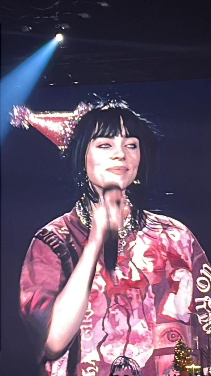 billieeilishtrs's tweet photo. #HTEEncore3: Billie in her birthday theme attire at @thekiaforum in Inglewood, California tonight! 🎂🤍

📸: @GOLDWlNGS https://t.co/idZJW53eJd