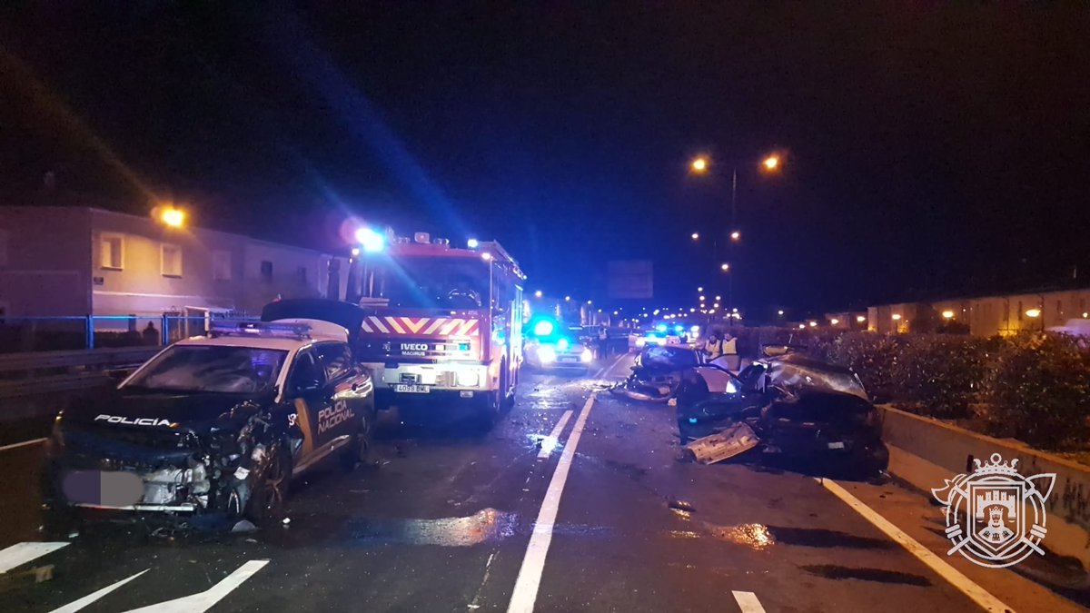 BomberosBurgos's tweet photo. Minutos antes de las 6 am intervenimos en #AccidenteVial en #BU11. 1 de los 3 vehículos implicados requiere nuestra asistencia para extricación del conductor. Debido a la magnitud del siniestro desplazamos 10 intervinientes, repartidos en bomba, vehículo taller y vehículo lígero. https://t.co/zTqsUGuo45