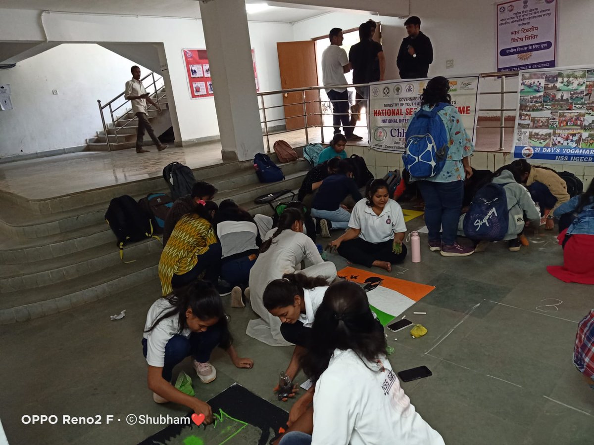 GECR_NSS's tweet photo. विजय दिवस के  अवसर पर @GECR_NSS द्वारा गीत, भाषण, कविता एवं रंगोली प्रतियोगिता का अयोजन किया गया , कार्यकर्म के माध्यम से विद्यार्थियों ने देश के लिए अपना सर्वस्व न्योछावर करने वाले शहीदों को श्रद्धांजलि अर्पित की। https://t.co/enlEOBicz3