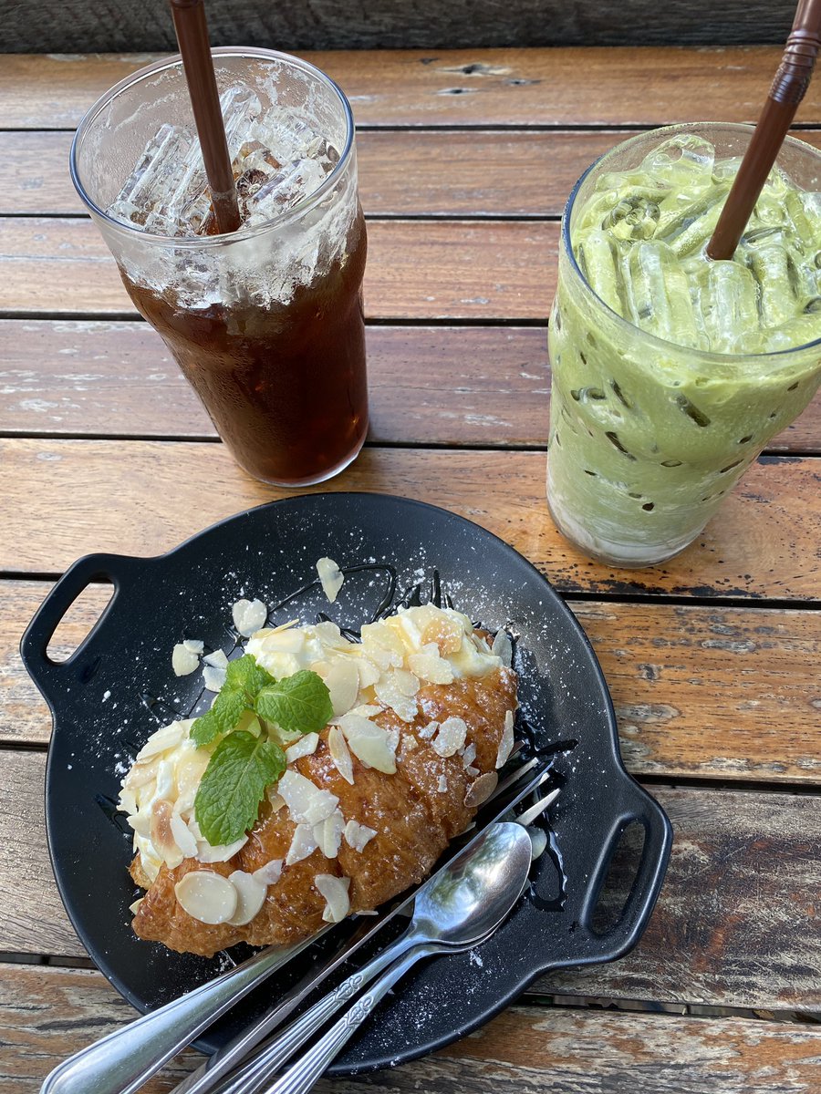 BooWanDerLust's tweet photo. 🏡 เติมกาแฟ ร้านกาแฟคิวท์ๆ ร่มรื่น มีเครื่องดื่ม กับขนมหลากหลาย ที่สะดุดตา 👀 คือมีเมนูคีโต

เราสั่ง ☕️อเมริกาโน่เย็น 🍵ชาเขียวเย็นคีโต 🥐 ครัวซองท์ เครื่องแน่นมาก

❄️นั่งมุมระเบียงรับลมเย็นชิลๆ
🔸 ร้านเติมกาแฟ
📌 ต.ท่าระหัด อ.เมือง จ.สุพรรณบุรี
#อร่อยบอกต่อ @aroii #คาเฟ่สุพรรณ https://t.co/cjil9r5DXZ