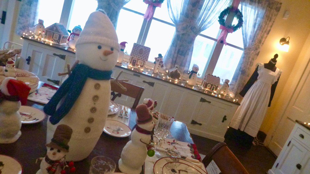 DDiFrenna's tweet photo. A symphony slow music of longing
Plays in movements inside your head
There are no ghosts, no ghosts that can shake you
Like they used to, anymore
~The Symphony #FallenEmpires @snowpatrol @garysnowpatrol
Snowmen in a holiday decorated kitchen
...and the others... https://t.co/a44RdETbSk