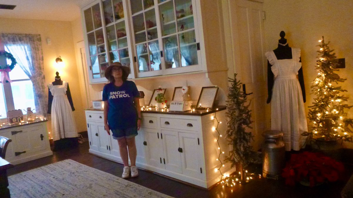 DDiFrenna's tweet photo. A symphony slow music of longing
Plays in movements inside your head
There are no ghosts, no ghosts that can shake you
Like they used to, anymore
~The Symphony #FallenEmpires @snowpatrol @garysnowpatrol
Snowmen in a holiday decorated kitchen
...and the others... https://t.co/a44RdETbSk