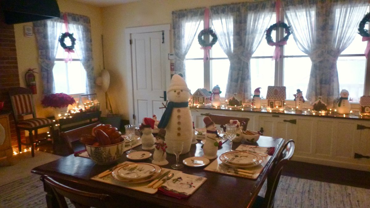 DDiFrenna's tweet photo. A symphony slow music of longing
Plays in movements inside your head
There are no ghosts, no ghosts that can shake you
Like they used to, anymore
~The Symphony #FallenEmpires @snowpatrol @garysnowpatrol
Snowmen in a holiday decorated kitchen
...and the others... https://t.co/a44RdETbSk